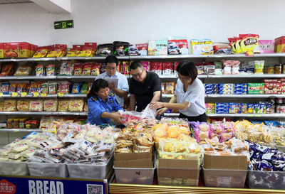 東昌府區食藥監局全力迎接省食安辦日用百貨銷售督導檢查